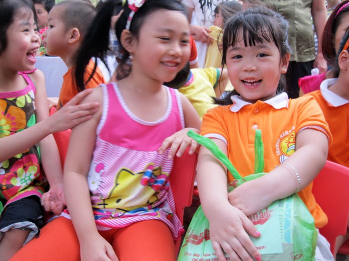 Báo Giáo dục Việt Nam ghi lại những hình ảnh vui vẻ, ngộ nghĩnh, đáng yêu của các bé mầm non Lý Thái Tổ trong buổi quyên góp, chia sẻ, từ thiện ngày 17/4